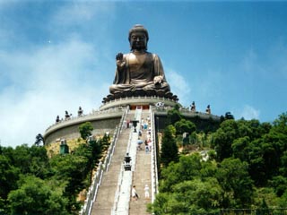 Огромное количество верующих съехалось в старинный монастырь По Лин на острове Лантау, где находится самая большая в мире статуя сидящего Будды. К бронзовому божеству, восседающему в позе "лотоса" на вершине холма в местечке Нгон Пин, ведет лестница из 26