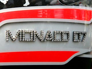 Шлемы пилотов "Формулы-1" вновь украсят бриллиантами