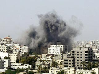 По меньшей мере пять человек погибли, свыше 20 ранены в результате израильского авиаудара по командному пункту боевиков в секторе Газа, сообщил РИА Новости представитель палестинского Минздрава