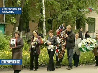 Четверых погибших в результате аварии на шахте "Юбилейная" похоронили в воскресенье в Новокузнецке 