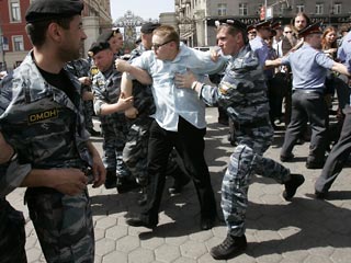 Московская милиция задержала активистов за права гомосексуалистов, когда они пытались передать письмо мэру города Юрию Лужкову с просьбой снять запрет на гей-парад