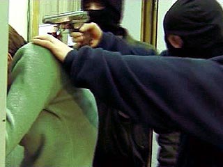 По словам заявителей - двух мужчин, вооруженные грабители напали на них при выходе из книжного магазина и отобрали 10 тысяч рублей