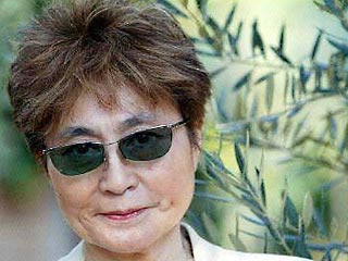 Вдова Джона Леннона, художница и композитор Йоко Оно прилетела в Москву в связи с открытием ее творческого проекта в ЦУМе.