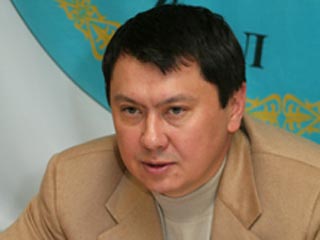 Зять президента Казахстана Нурсултана Назарбаева Рахат Алиев обдумывает возможность просить политическое убежище в Австрии после того, как министерство внутренних дел Казахстана в понедельник выпустило международный ордер на его арест