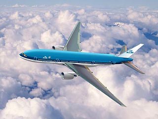 Самолет Boeing-777 голландской авиакомпании KLM в четверг попал в зону турбулентности в небе над Россией