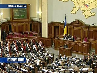 Парламент Украины в отведенный президентом срок не успел принять все законы, необходимые для проведения досрочных парламентских выборов и решил продолжить работу в пятницу