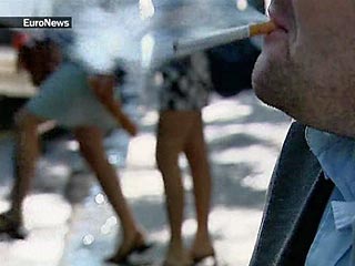 Сигаретный дым наносит больше вреда, чем выхлопы мотороллеров и мотоциклов, заполонивших улицы итальянских городов, считают эксперты из национального Института опухолей в Италии