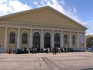 При регистрации предметов, ввезенных на Московский международный салон изящных искусств, открывшийся 29 мая в Манеже, службой были выявлены пять архивных документов, похищенных в 1992 году из российских государственных архивов