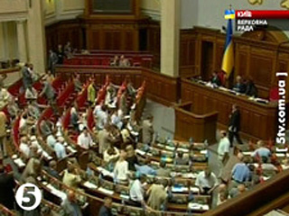 Верховная Рада Украины поддержала в первом чтении изменения к закону о выборах народных депутатов, предполагающие введение 50% барьера явки избирателей для признания выборов состоявшимися