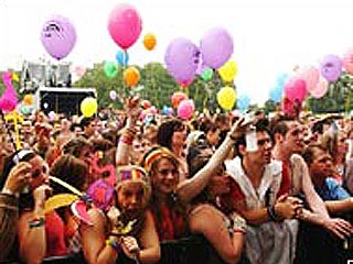 В Риге, на набережной 11 Ноября, в воскресенье тысячи людей собрались на концерт в поддержку семейных ценностей "Мир против гомосексуализма"