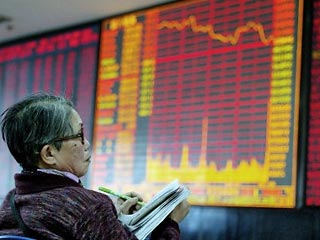 Китайский фондовый индекс упал в ходе торгов в понедельник на 5,6% - до пятинедельного минимума - из-за публикаций в официальных СМИ, в которых снижение стоимости акций на прошлой неделе названо нормальной коррекцией