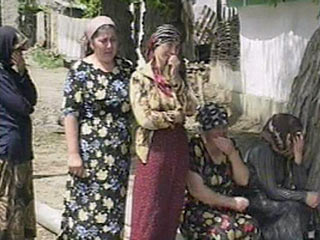 Около тысячи жителей станицы Бороздиновская, все этнические аварцы, бежали на дагестанскую границу 16 июня 2005 года, после того, как 4 июня правоохранительные органы провели в станице спецоперацию