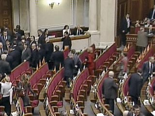 Верховная Рада Украины открыла утреннее пленарное заседание во вторник, на котором зарегистрировались 262 народных депутата, представители оппозиционных фракций - Блока Юлии Тимошенко и "Нашей Украины" - на заседании отсутствуют