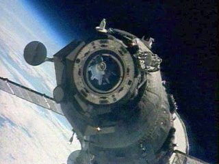 Российские космонавты Федор Юрчихин и Олег Котов во время работы в открытом космосе случайно обнаружили на корпусе Международной космической станции (МКС) отверстие от микрометеорита