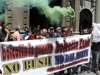 Около 20 человек - противников визита президента США Джорджа Буша в Италию, который пройдет 8-10 июня, захватили в четверг отделение одного из римских банков