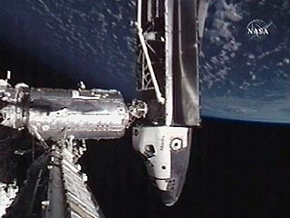 Американский шаттл Atlantis, пристыковавшийся в ночь на понедельник к Международной космической станции, может задержаться на орбите на два дня, если потребуется ремонтировать поверхность челнока, поврежденную после старта