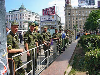 Акция оппозиции должна начаться в 16 часов в Ново-Пушкинском сквере, однако Пушкинская площадь заранее полностью оцеплена милицией, сообщает "Эхо Москвы". В сквере установлены металлические ограждения и металлоискатели