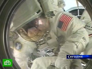 Американские астронавты Джон Оливас и Джим Райли завершили первый выход в открытый космос в рамках нынешнего полета шаттла Atlantis на МКС