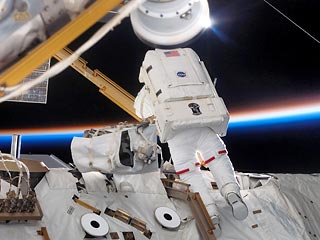 Астронавты Стивен Свансон и Патрик Форрестер из экипажа пристыкованного к Международной космической станции (МКС) шаттла Atlantis завершили работу на внешней поверхности станции