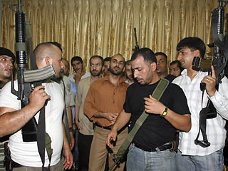 Сотни бойцов палестинского движения "Фатх" оставляют свои позиции в секторе Газа. Уступая в боях с исламистами, сторонники "Фатх" десятками сдаются в плен или бегут из сектора Газа в Египет