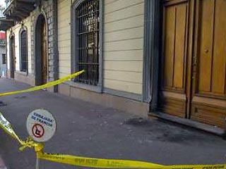 В столице Уругвая Монтевидео двое неизвестных попытались поджечь здание французское посольства с помощью "коктейля Молотова"