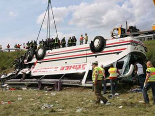  Германии экскурсионный автобус упал в овраг: 11 погибших, около 30 раненых