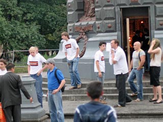 По словам "жалобщиков", патрулировавшие на выходные место сбора геев у памятника героям Плевны были обстреляны из пневматического оружия, а перед тем несколько православных активистов были избиты неизвестными
