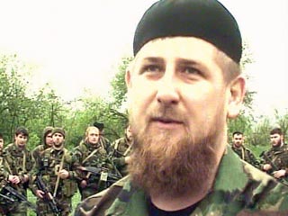 Президент Чечни Рамзан Кадыров объединил под своей властью чеченцев и под лозунгом восстановления республики постепенно выживает федеральные силы, пишет немецкая газета Der Spiegel