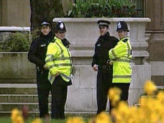 В Великобритании из-под контроля полиции ушел подозреваемый в терроризме