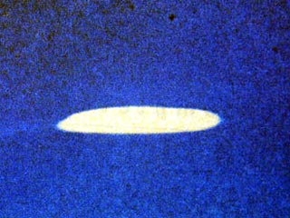 Фотография НЛО, аналогичного  увиденному пассажирами самолета над Ла-Маншем, предоставленная Британским бюро летающих тарелок
