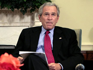 Джорджа Буша просят помочь вернуть останки индейского вождя, которые в молодости выкрал его дед. Буш молчит
