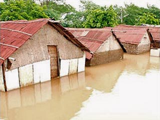 Число жертв проливных дождей на юге и западе Индии превысило сто человек