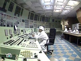 На Курской АЭС в понедельник ночью действием автоматической защитой отключены 3-й и 4-й турбогенераторы второго энергоблока. Радиационная обстановка в норме. Причины срабатывания автоматической защиты выясняются