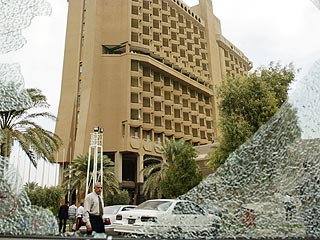Боевик-смертник взорвал себя в понедельник в одной из гостиниц в центре Багдада. По сообщению властей, в результате теракта погибли 7 человек, 12 ранены