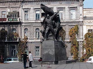 Согласно решению сессии горсовета, памятник Потемкинцам перенесут в сквер на спуске Вакуленчука