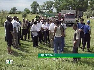Жители чеченской станицы Бороздиновская, покинувшие свои дома в июне 2005 года, проводят очередную акцию протеста в Кизлярском районе Дагестана. Как сообщает "Интерфакс", в митинге и марше протеста принимают участие около 300 человек