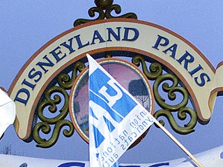 В парижском Disneyland на "американских горках" умерла 14-летняя девочка