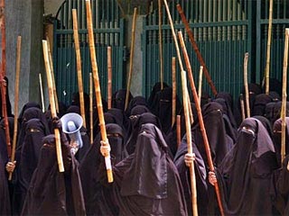 Женщины из народного исламистского ополчения Пакистана грозят терактами в общественных местах