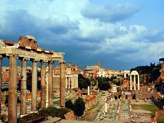Власти Рима начали борьбу с пьяными туристами, разрушающими "Вечный город"
