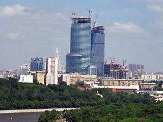 На Москва-реке возник остров из строительных отходов застройщиков делового центра "Сити"