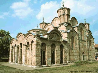 Главные торжества проходят в Успенском монастыре, расположенном в сербском анклаве Грачаница в 8 км к югу от Приштины