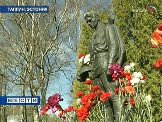 Останки советских солдат, перенесенные с площади Тынисмяги в Таллине, будут 3 июля перезахоронены на военном кладбище города. Там уже восстановлен памятник воину-освободителю, известный как "Бронзовый солдат". 