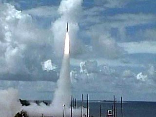 Япония должна использовать свою систему ПРО для уничтожения ракет, летящих в сторону США. К такому выводу, как передает ИТАР-ТАСС, пришла экспертная комиссия при правительстве Японии по юридическим аспектам безопасности
