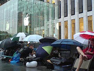 Компания Apple в пятницу официально начинает продажу своего нового смартфона под названием iPhone