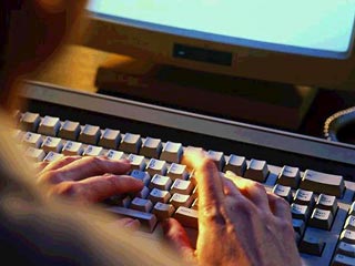 В Японии конфиденциальные данные примерно на 12 тысяч человек попали в интернет из компьютера одного из сотрудников токийской полиции, который пользовался запрещенной программой "Уинни", позволяющей свободно и анонимно обмениваться данными в сети.     
