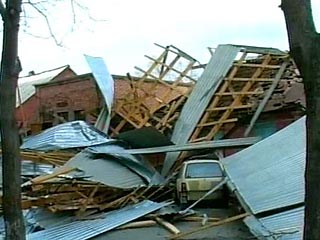 В Прикубанском районе Карачаево-Черкесии в ночь на субботу от ураганного ветра, сильного ливня и селевых потоков значительно пострадали около 100 частных домовладений