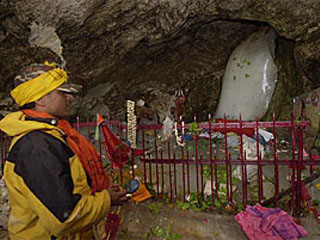 Знаменитый ледяной Шива-лингам в пещерном храме в Гималаях полностью растаял
