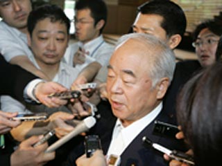 Министр обороны Японии Фумио Кюма решил уйти в отставку на волне скандала, вызванного его заявлениями в оправдание американских атомных бомбардировок Хиросимы и Нагасаки. После он извинился, но этого оказалось недостаточно
