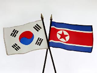 Южная Корея объявила, что уже на следующей неделе отправит в КНДР первую партию мазута, в обмен на который от Пхеньяна ожидают так называемых первоочередных шагов, направленных на демонтаж его ядерного потенциала