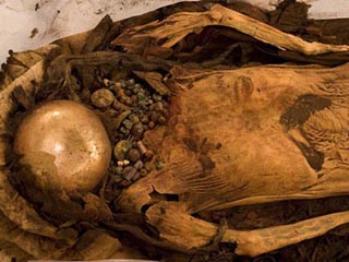По предметам, найденным внутри захоронения, можно сделать вывод, что оно принадлежит верховному жрецу, возраст которого - около 1800 лет